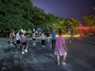 Танцы пенсионеров на площадях в Китае