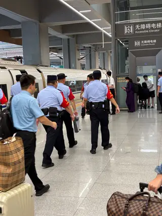 Коммунистический отряд полиции на вокзале